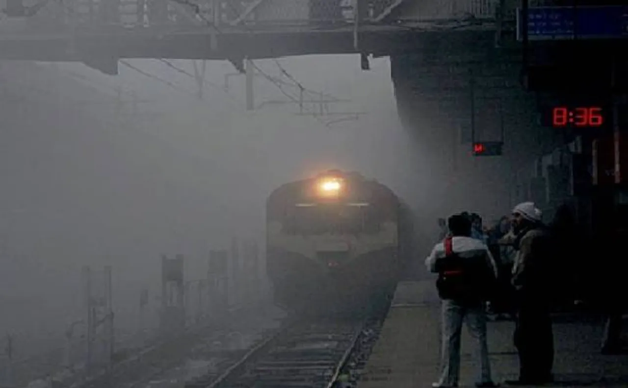 घने कोहरे के कारण देरी से चल रही हैं 42 ट्रेनें, उड़ानों पर भी पड़ा असर