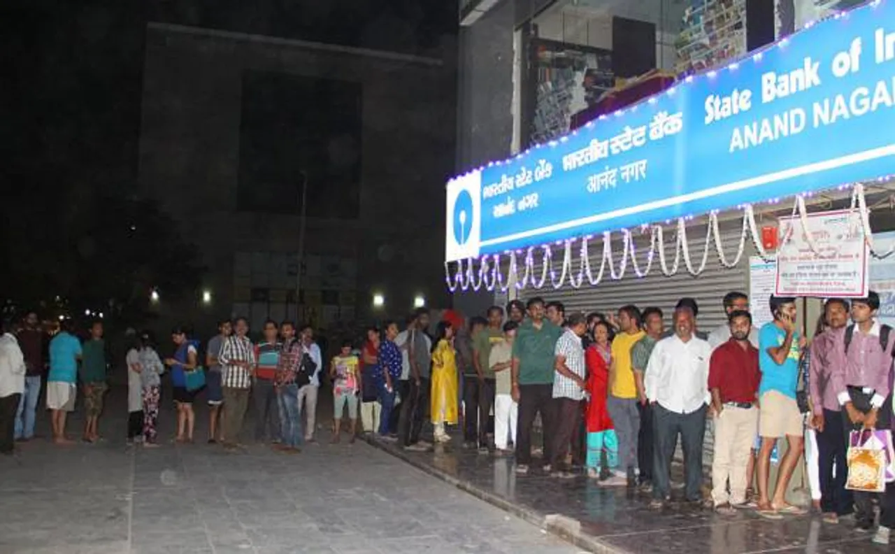 नये साल में भी एटीएम के बाहर दिखेगी लम्बी कतारें, बैंको में भी नहीं है कैश