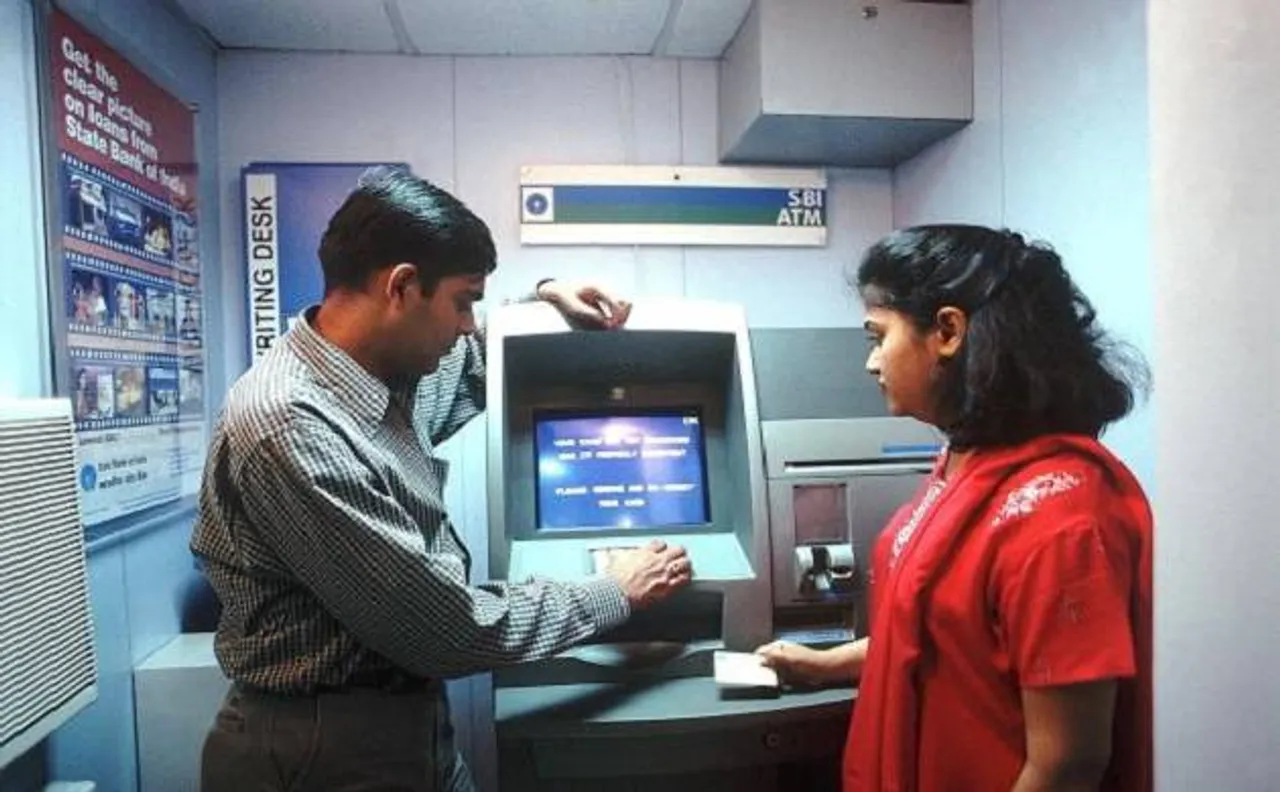 मेरठ में 5 हजार रु की नौकरी करने वाली महिला के खाते में जमा हुए 99 करोड़ रुपये, पीएम मोदी से मांगी मदद