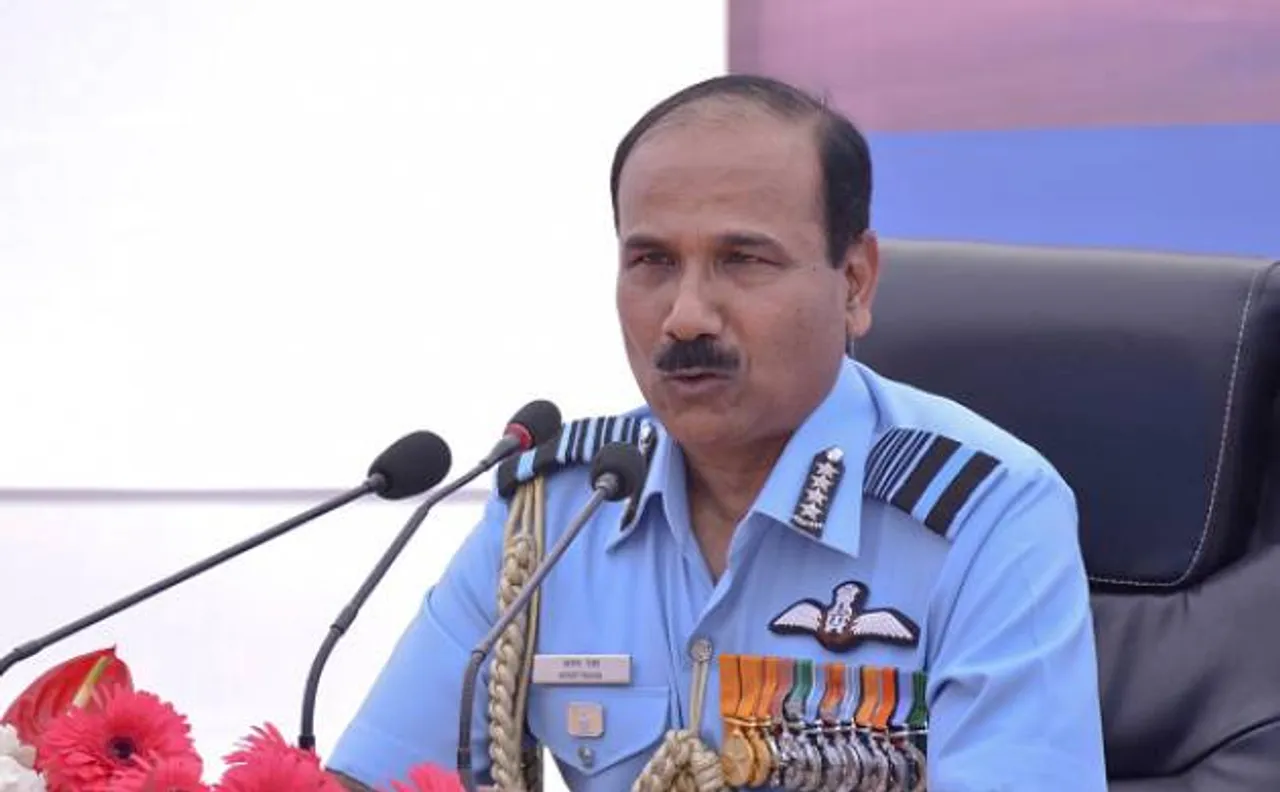 वायुसेना कर्मी नोटबंदी के बाद नए नोटों को छापने और पहुंचाने में कर रहे है मदद, अब तक 610 टन नकदी पहुंचाई: राहा
