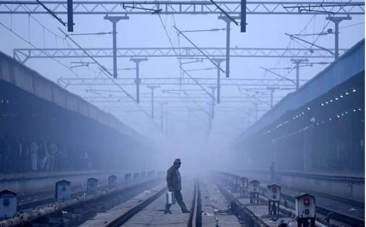 कोहरे से ढका उत्तर भारत, दिल्ली में 49 ट्रेनें और 14 फ्लाइट्स लेट