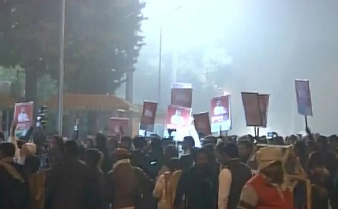 मुलायम ने मुख्यमंत्री अखिलेश को सपा से निकाला, घर के बाहर नाराज समर्थकों का जमावड़ा