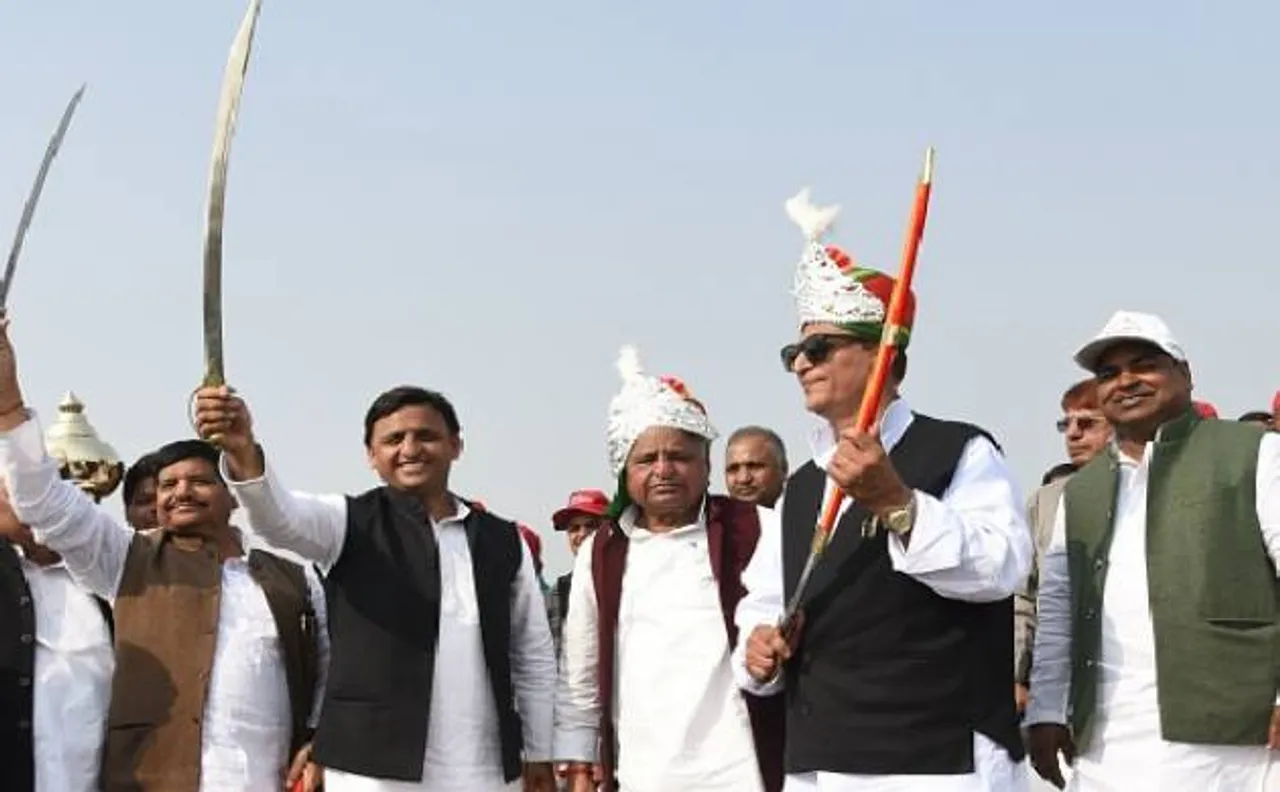 मुलायम और अखिलेश समाजवादी पार्टी में वापस, पहले से जारी उम्मीदवारों की लिस्ट रद्द