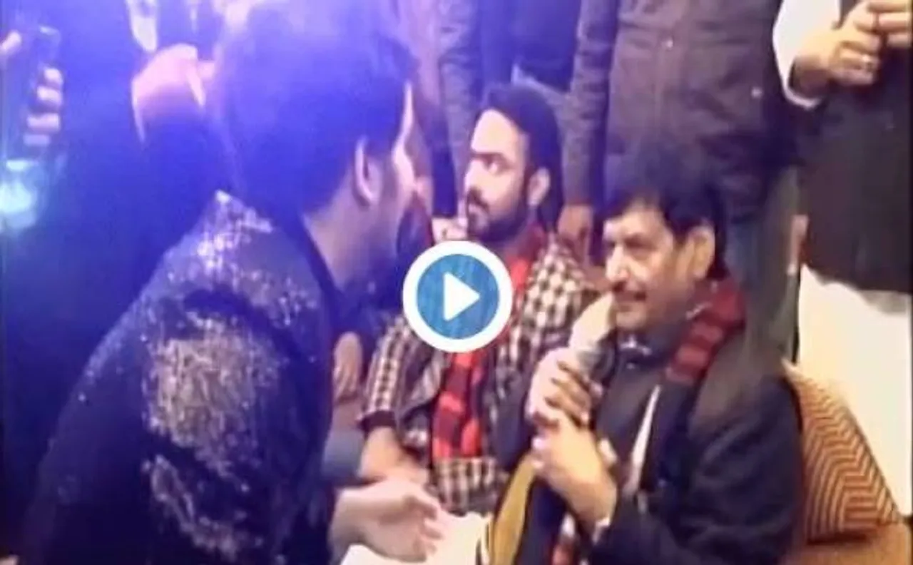Video: शिवपाल यादव ने गाया- कोई किसी का नहीं ये झूठे, नाते हैं नातों का क्या?