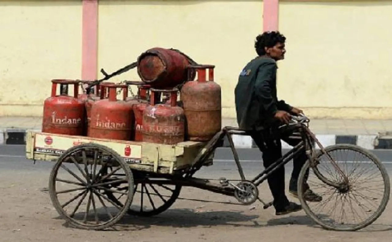 नए साल पर महंगाई का झटका, सब्सिडी वाला सिलेंडर 2 रुपए महंगा