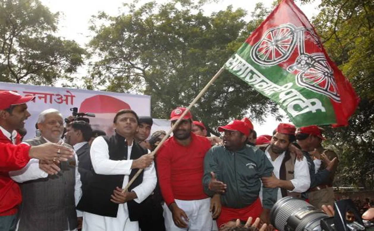 अखिलेश ने कहा, 'अपनों को बचाने के लिए लेने पड़ते हैं कड़े फैसले', अब 'साइकिल' पर दावेदारी के लिए EC के पास जा सकते हैं सीएम और मुलायम
