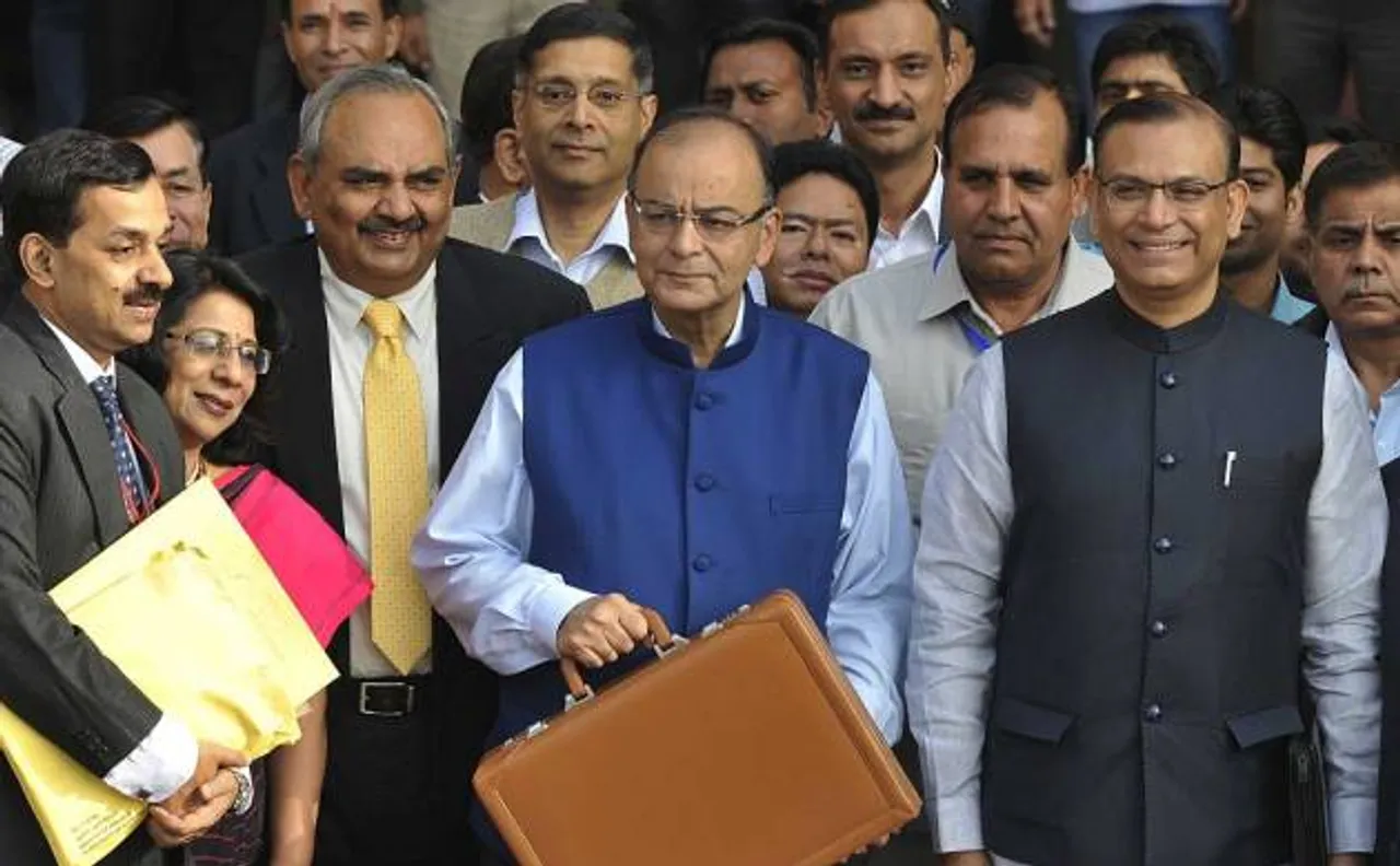चुनाव के बीच बजट को लेकर सवालिया निशान, जानिए क्या कहते हैं विपक्षी दल और सरकार