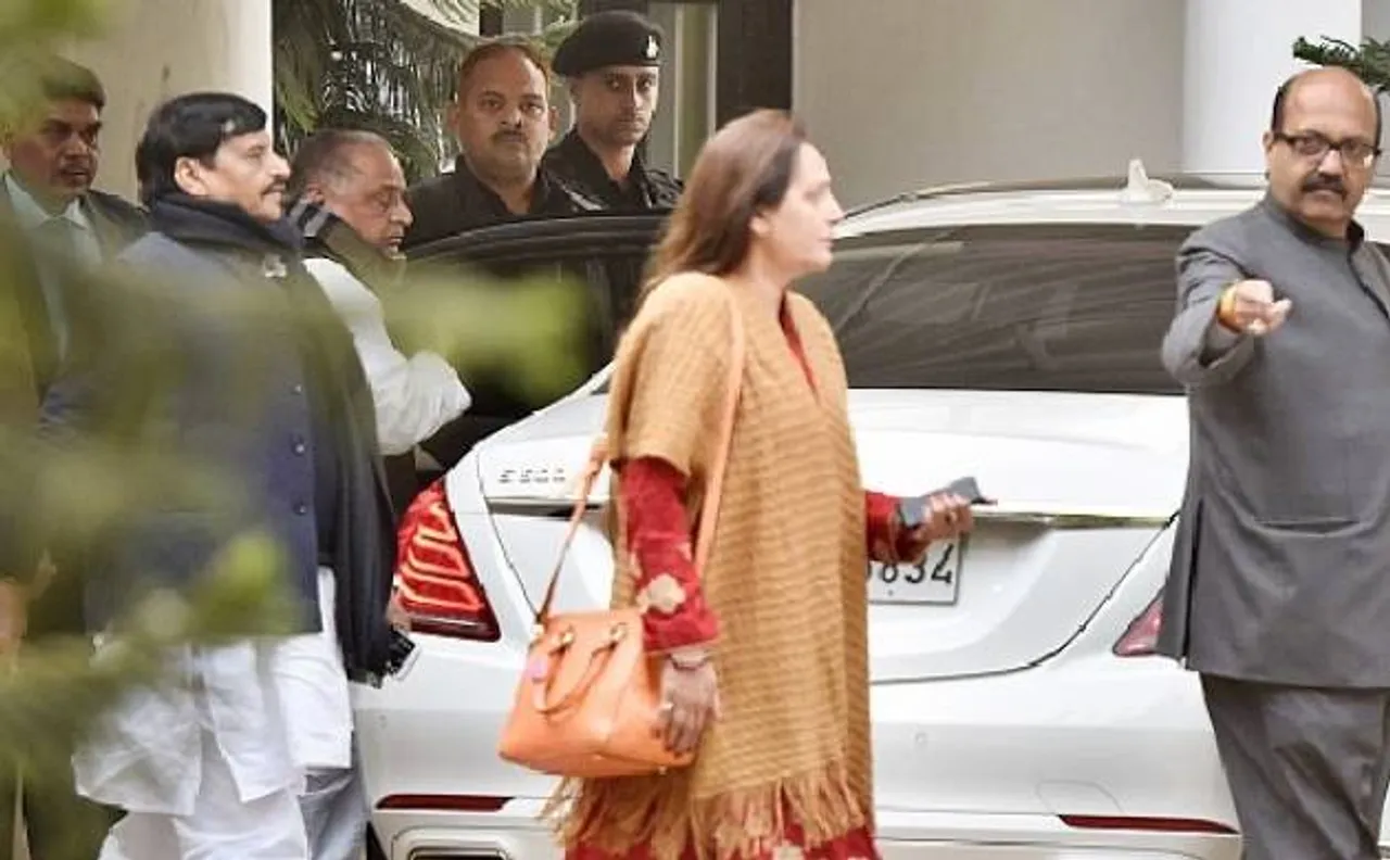 यूपी चुनाव 2017: लखनऊ के राजनीतिक गलियारों में ये चर्चा आम है कि अगर अब सपा टूटी तो कारण होगा मुलायम का 'अमर प्रेम'