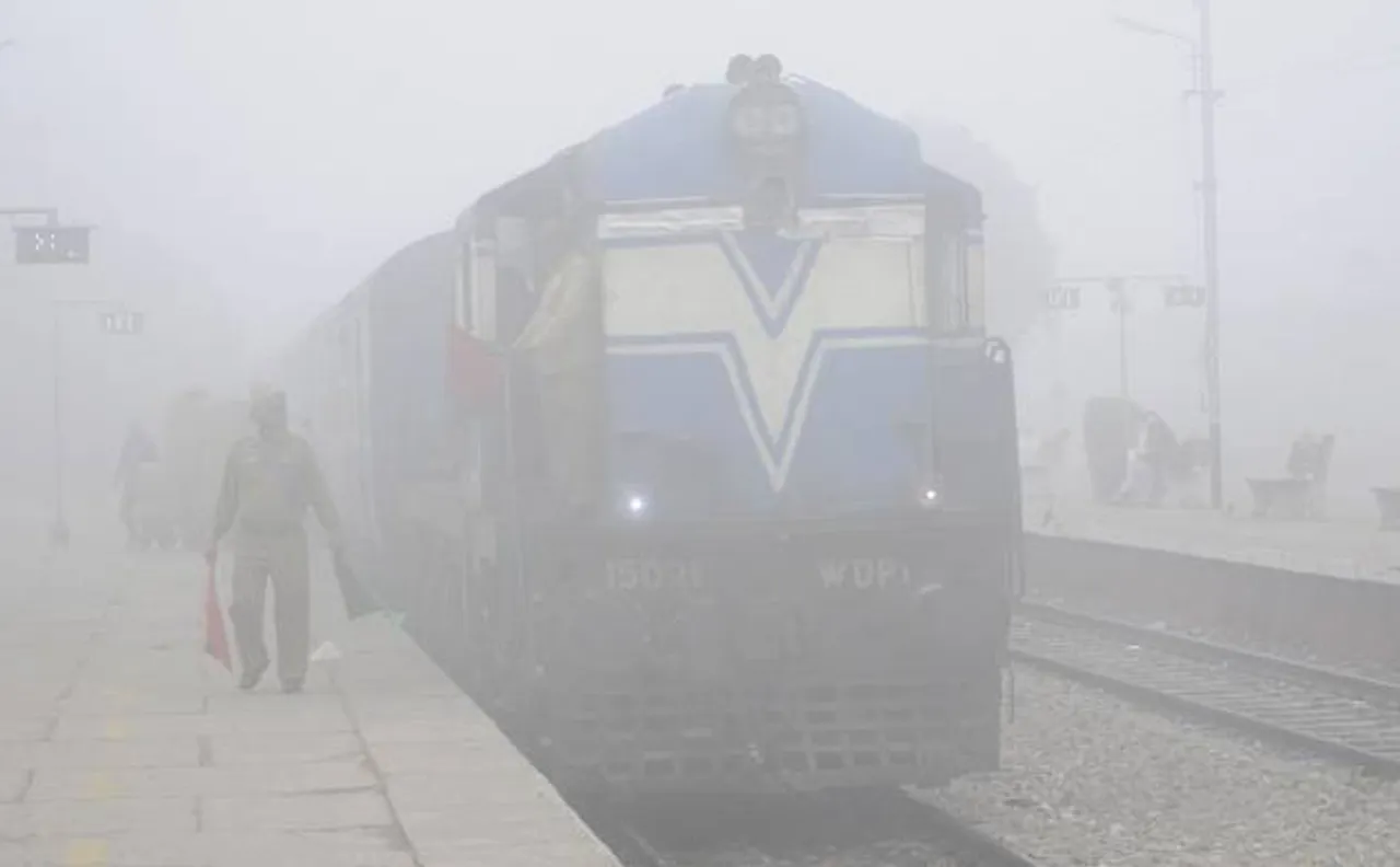 कोहरे के बीच 70 रेलगाड़ियां देरी से चल रहीं है