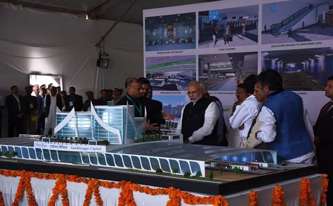 गांधीनगर में पीएम मोदी ने कहा, सरकार बनाने के लिए रेवड़ी की तरह होता था रेलवे का  इस्तेमाल