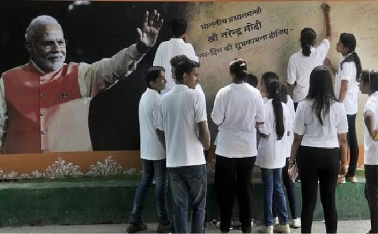चुनाव आयोग का निर्देश, चुनावी राज्यों में सार्वजनिक स्थलों से हटाये जाएंगे पीएम मोदी समेत अन्य नेताओं के पोस्टर्स