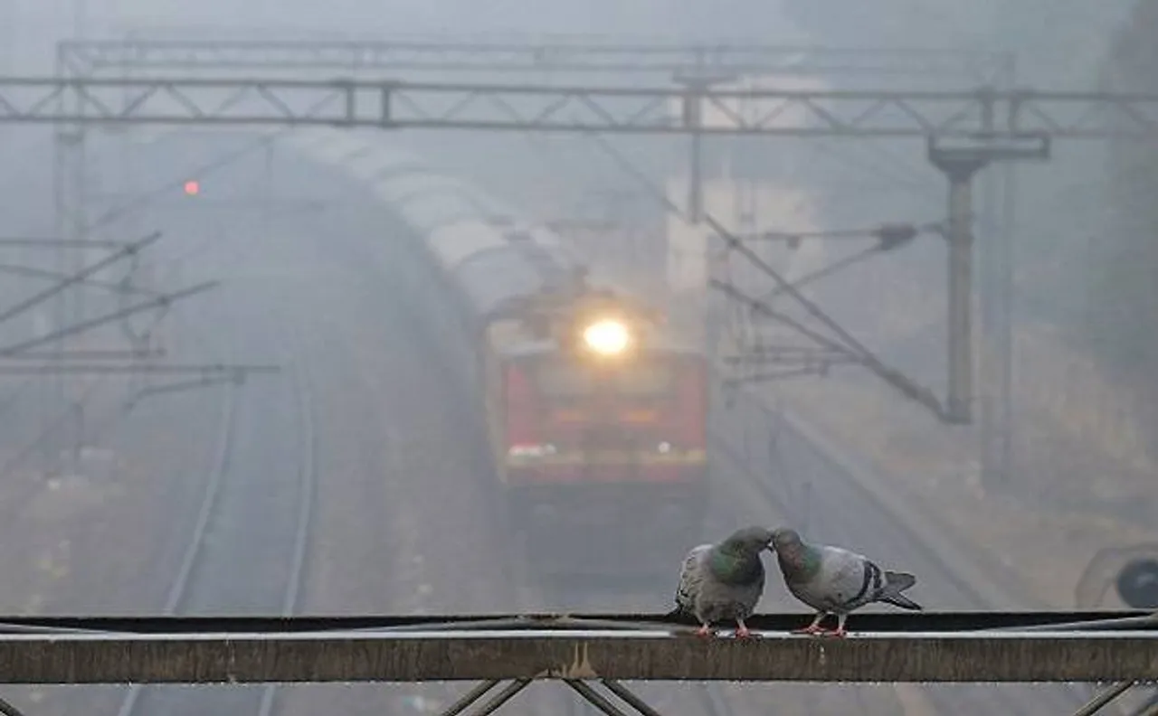 सर्दी के सितम ने ट्रेन के पहियों पर लगाई ब्रेक, 14 रद्द, 53 ट्रेनें लेट