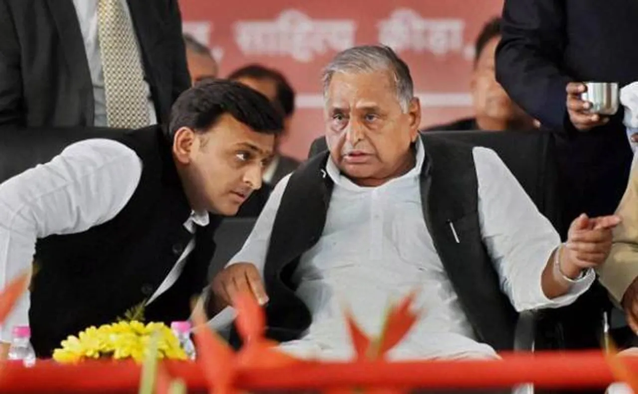 दावों के बावजूद सपा में घमासान जारी, अखिलेश ने खुद को बताया राष्ट्रीय अध्यक्ष, आज मुलायम कर सकते हैं बड़ा ऐलान