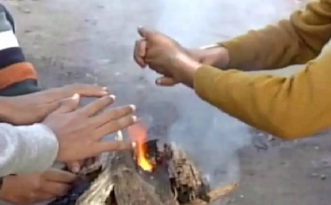 पहाड़ी पर बर्फबारी, शीतलहर की चपेट में उत्तर भारत