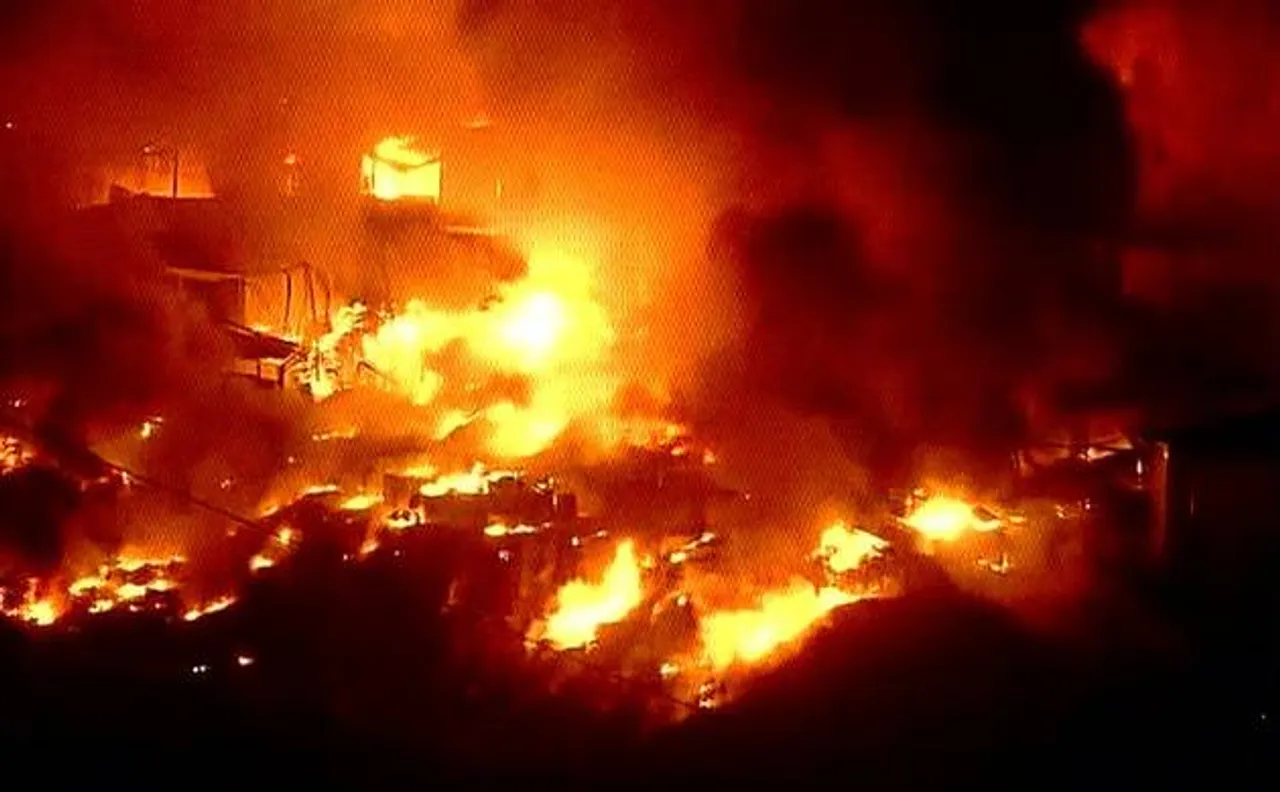 मुंबईः कूड़े के ढेर में लगी भयंकर आग, फायर ब्रिगेड की 12 गाड़ियां मौके पर