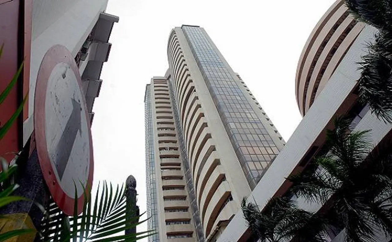 इंफोसिस के राजस्व अनुमान में कटौती के बाद टूटे आईटी शेयर, दबाव में बाजार