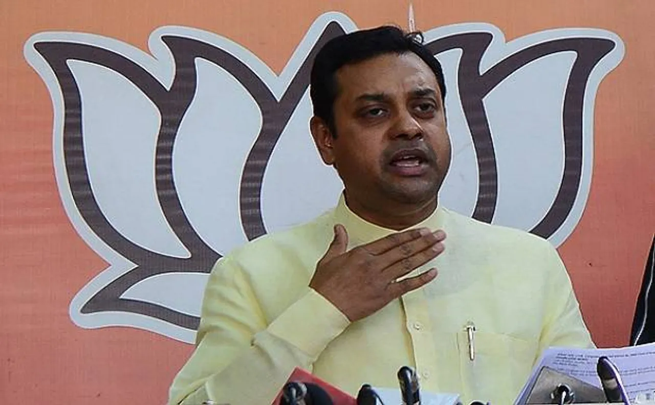 खादी कैलेंडर में पीएम मोदी की तस्वीर पर बचाव में उतरा PMO, बीजेपी की सहयोगी शिवसेना ने भी पीएम पर साधा निशाना