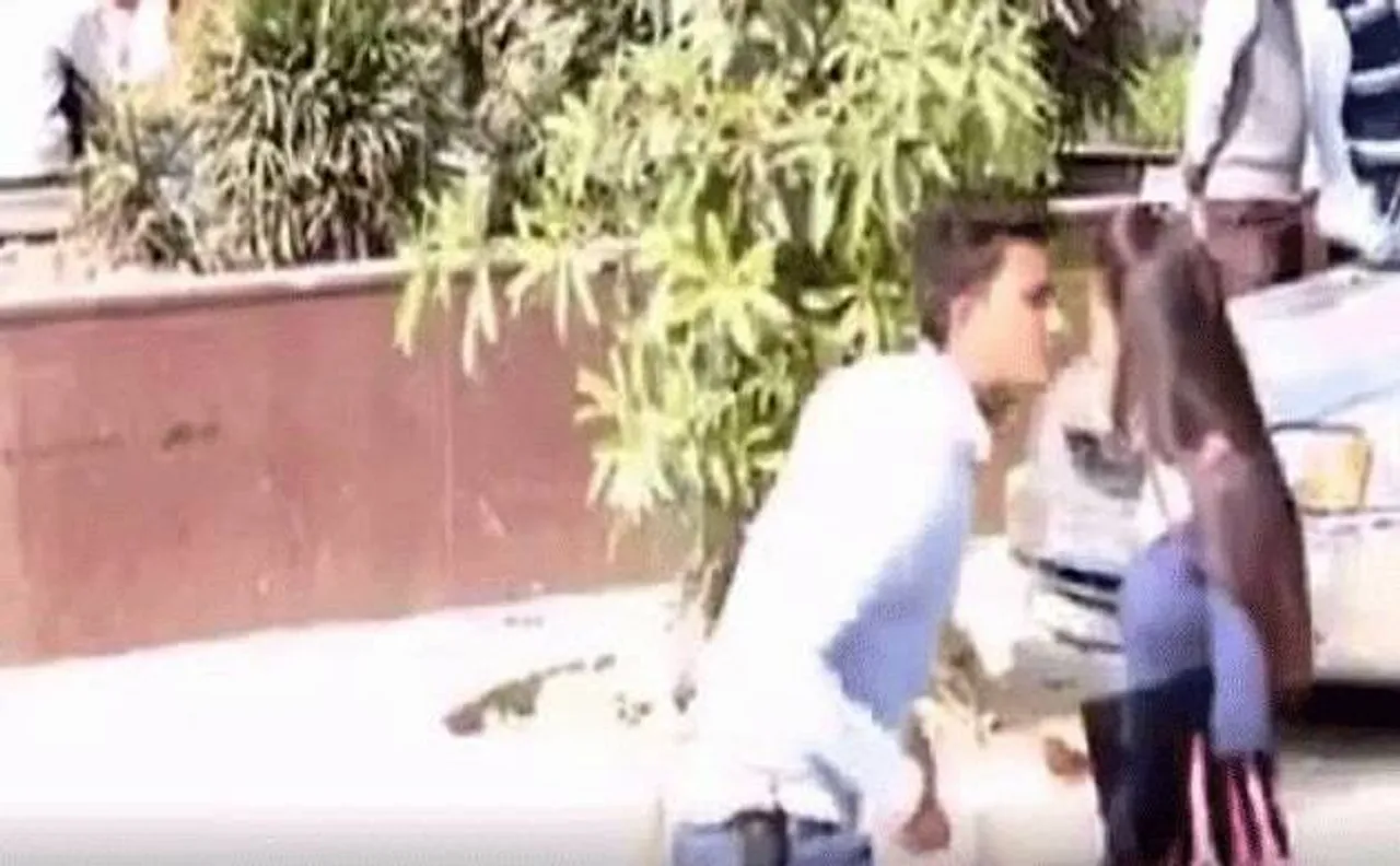 प्रैंक पड़ा महंगा! किस कर भागने वाला 'क्रेज़ी सुमित' गया पकड़ा!