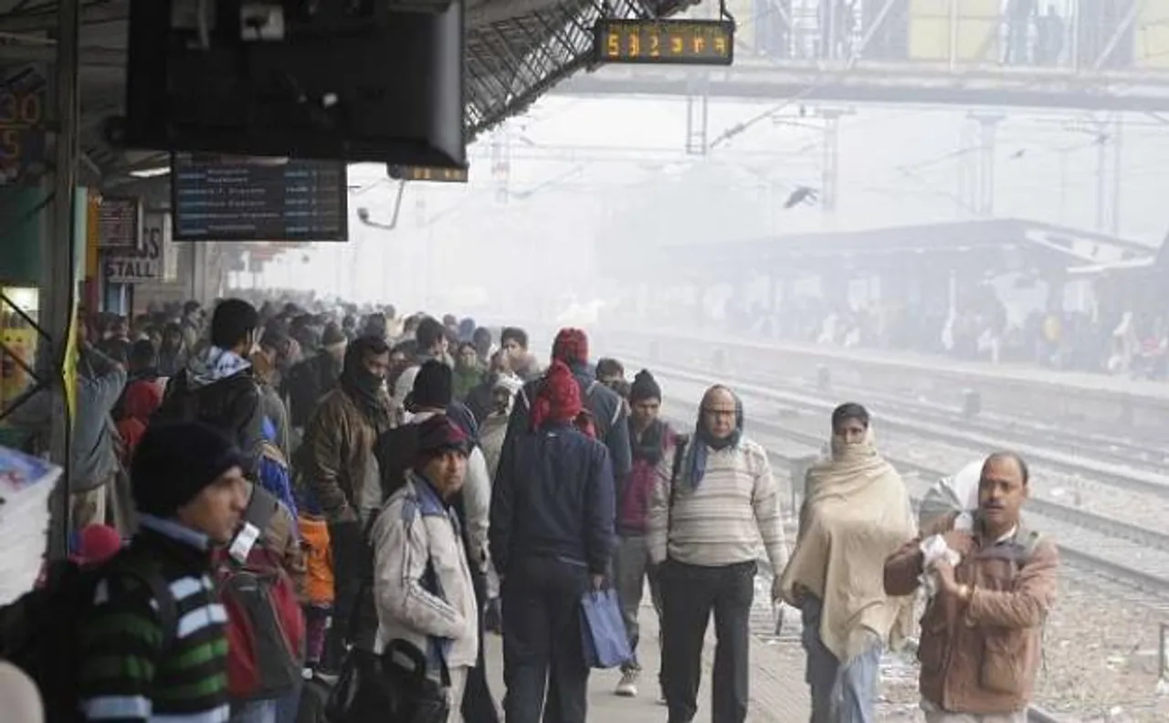 मकर संक्रांति के दिन बढ़ा ठंड का कहर, दिल्ली से चलने वाली 25 ट्रेनें लेट