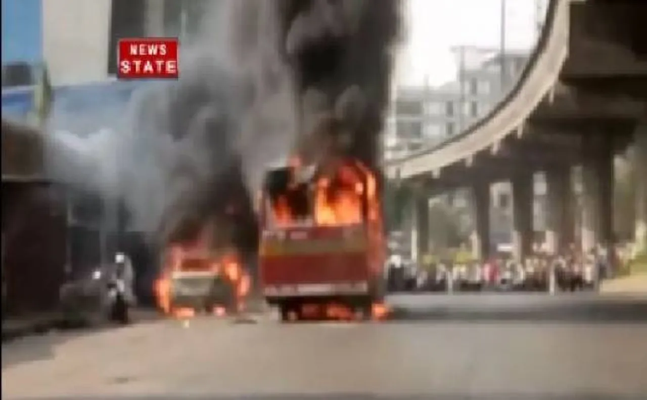 Video: मुंबई में चलती बस में लगी आग, बगल में खड़ी कार भी हुई स्वाहा