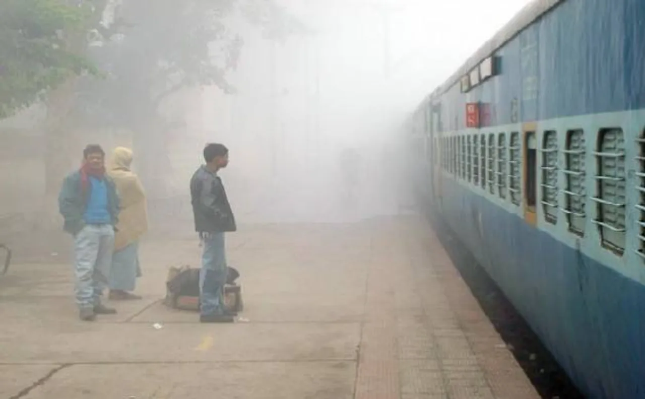 कोहरे के कारण 17 ट्रेनें लेट, 6 का बदला गया समय, 2 कैंसिल
