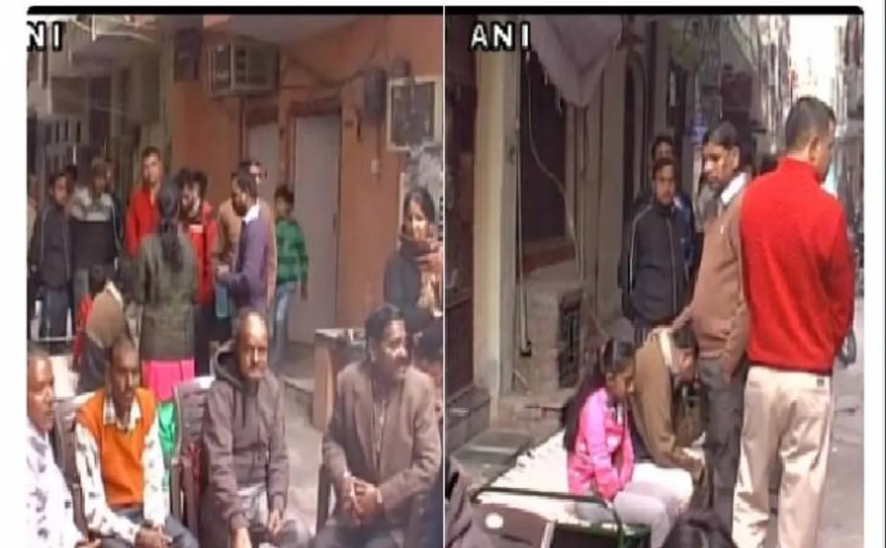 दिल्ली में ट्रेन के आगे सेल्फी लेने के चक्कर में दो छात्रों ने गंवाई जान