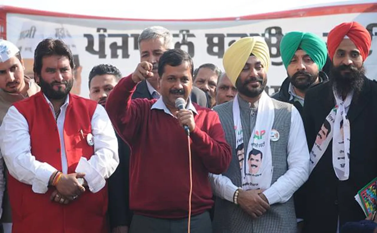 केजरीवाल का आरोप, बादल को जिताने और आप को हराने के लिए लांबी से खड़े हो रहे हैं कैप्टन