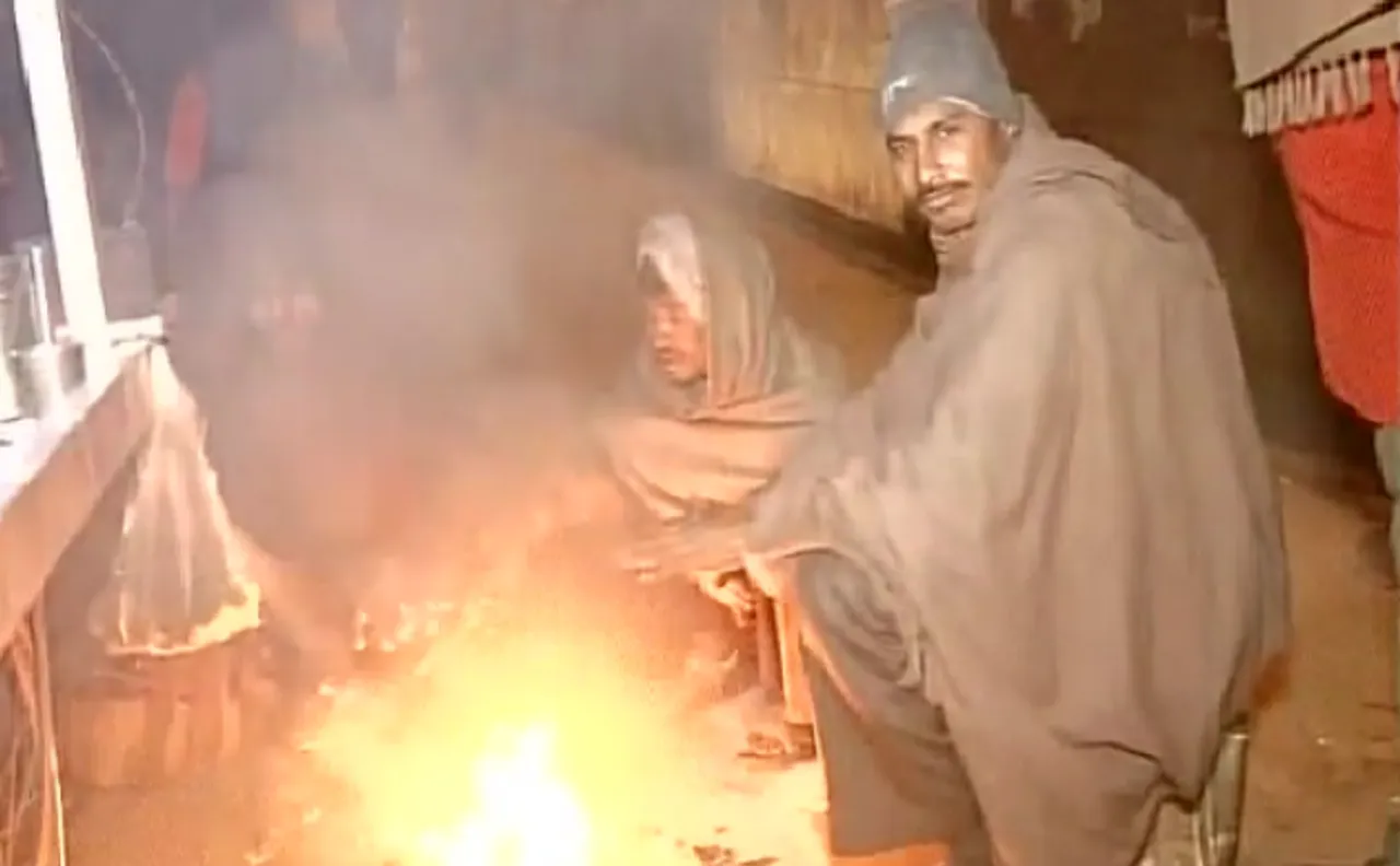 दिल्ली में ठंड का कहर जारी, बर्फबारी से जमा जम्मू-कश्मीर