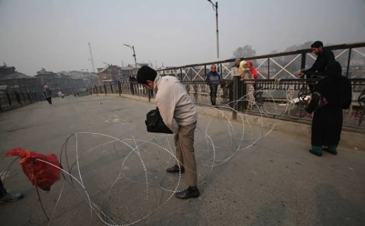 श्रीनगर में माहौल ख़राब होने की आशंका से आवाजाही पर लगा प्रतिबंध