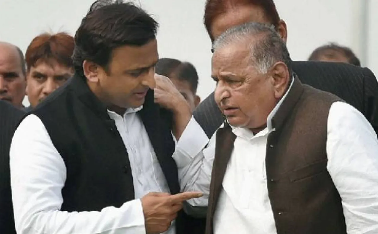 घोषणापत्र जारी होने के बाद अखिलेश, डिंपल और आजम खां के साथ मुलायम सिंह ने की बैठक