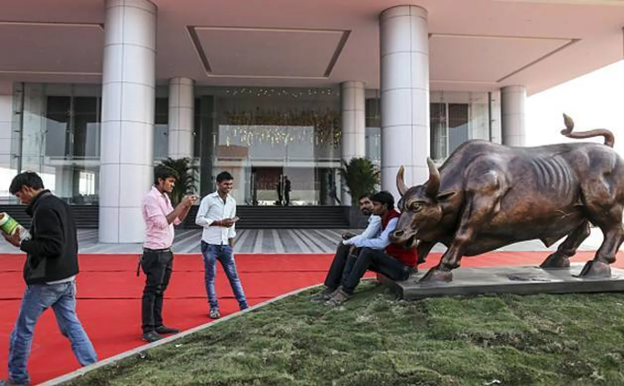 मज़बूती के साथ शेयर बाज़ार में कारोबार, हल्की गिरावट के बाद संभले सेंसेक्स, निफ्टी