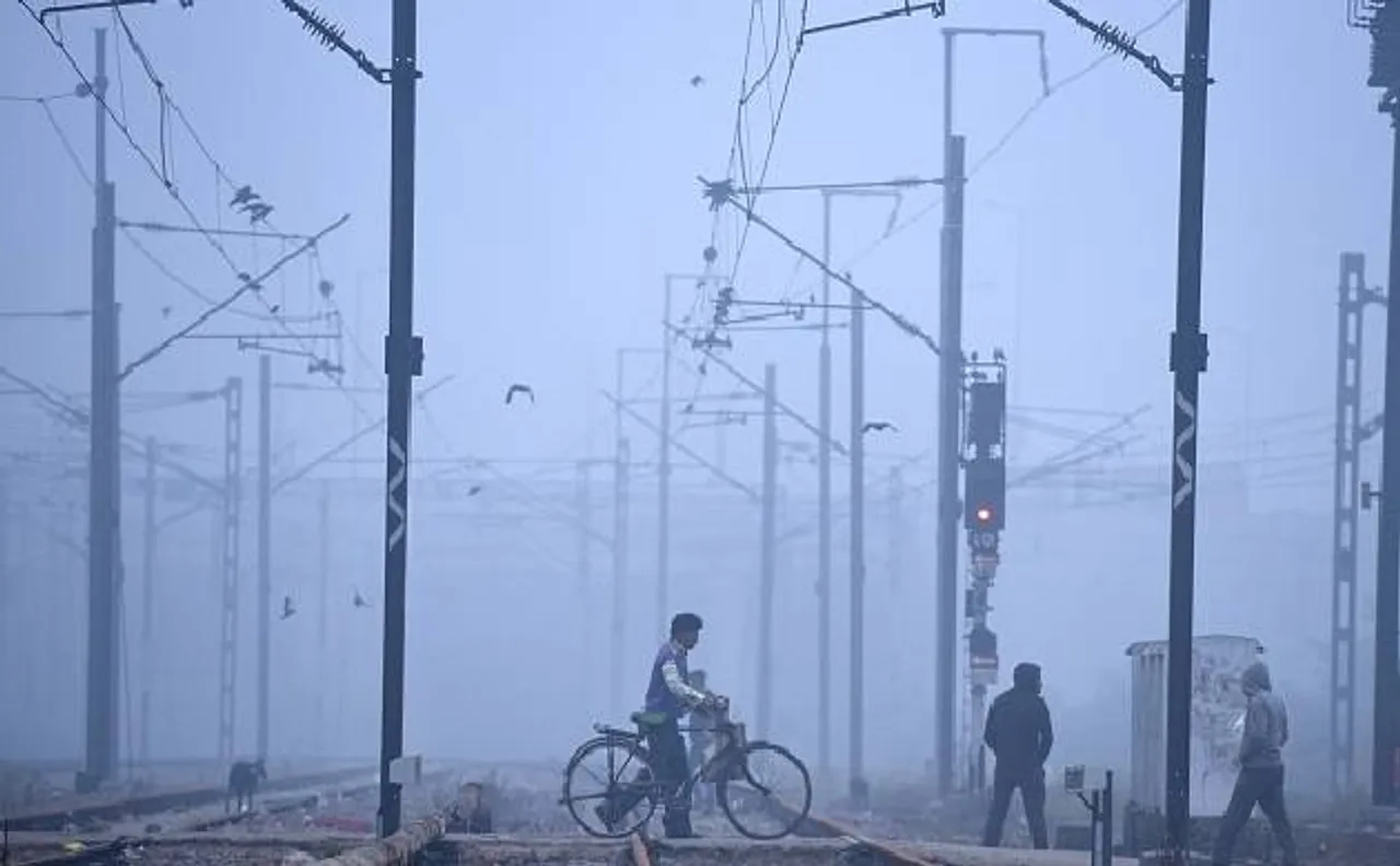 दिल्ली समेत उत्तर भारत में छाया घना कोहरा, 20 ट्रेन लेट, एक रद्द