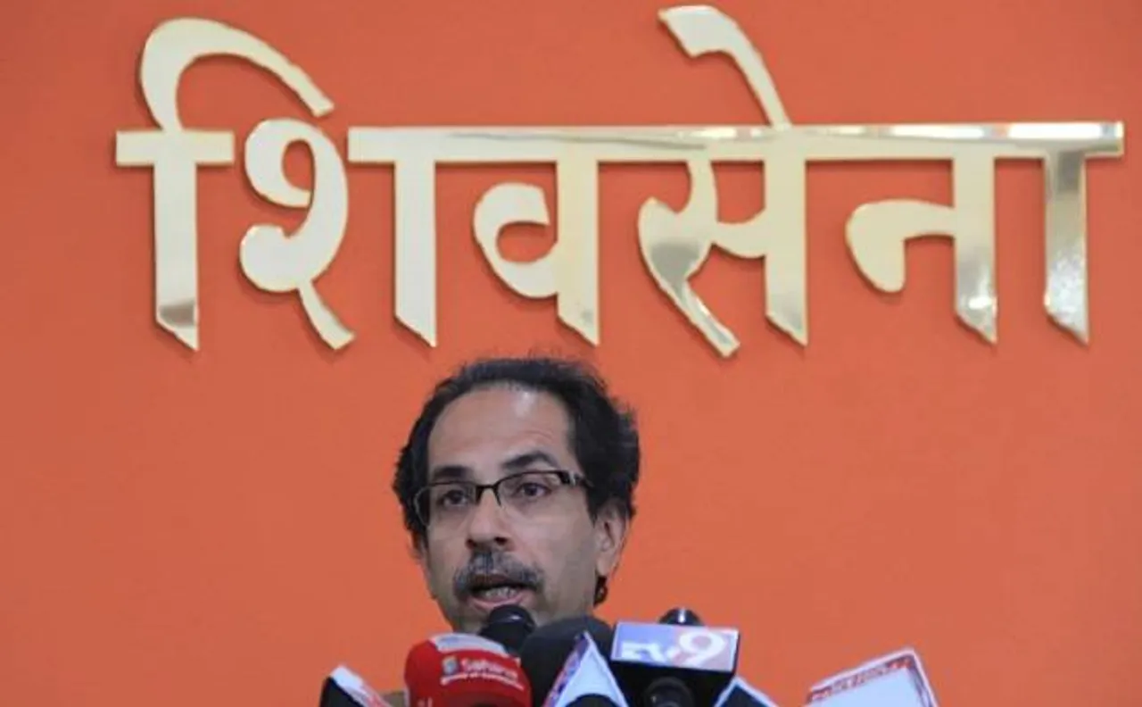 बीजेपी-शिवसेना के बीच जुबानी जंग, सामना में फड़णवीस सरकार की तुलना मुगलों से की
