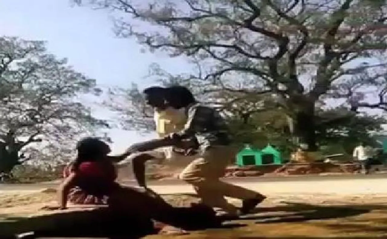 आंध्र प्रदेश: अनंतपुर में सरपंच ने की महिला की पिटाई, VIDEO हुआ वायरल
