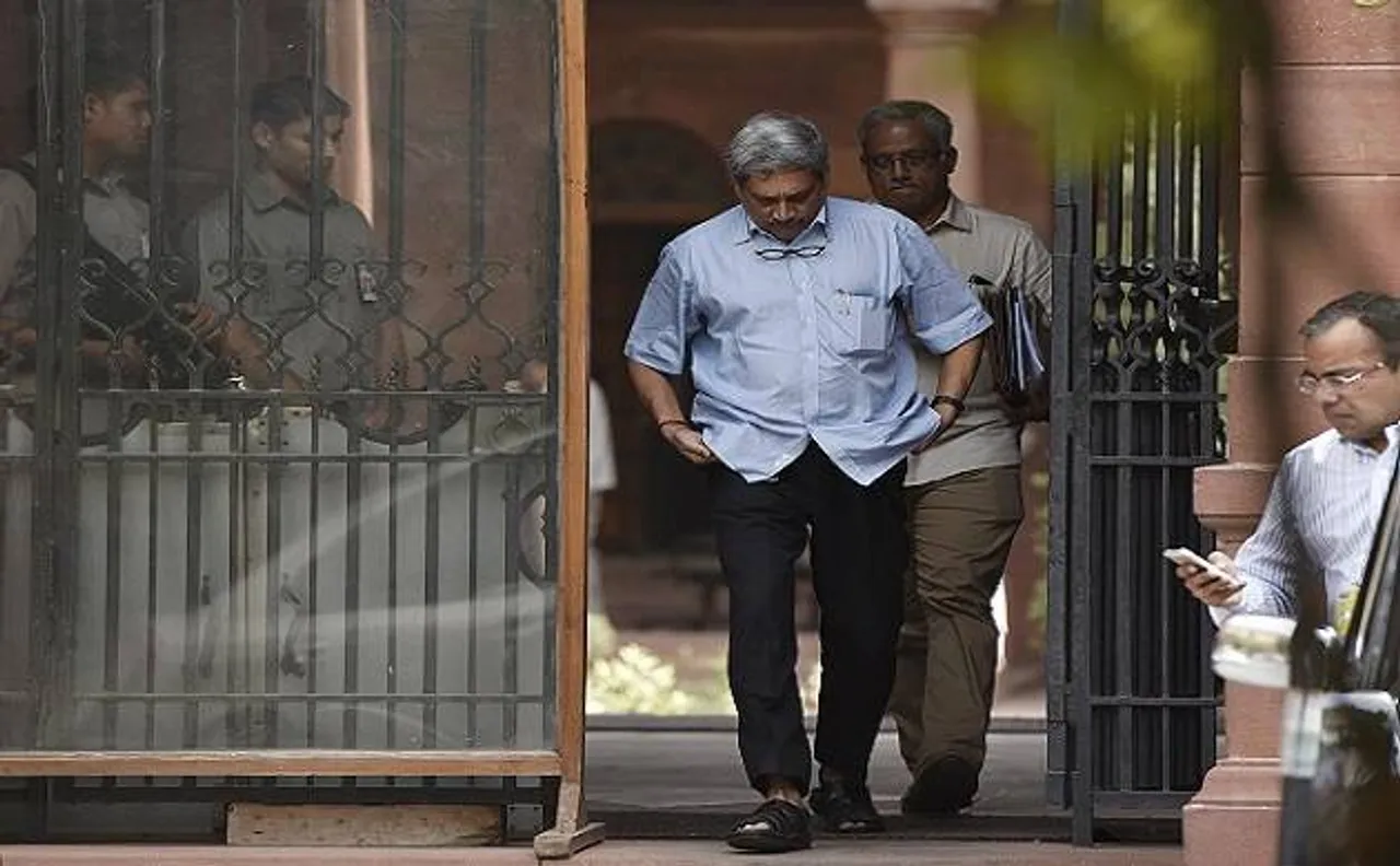 रक्षा मंत्री मनोहर पर्रिकर को चुनाव आयोग का नोटिस, रिश्वत लेकर बीजेपी के पक्ष में वोट किए जाने का दिया था बयान