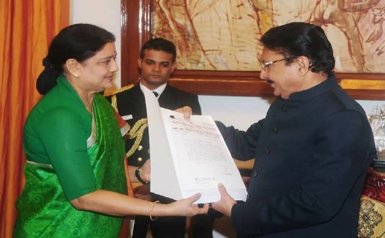 AIADMK में घमासान: शशिकला ने पेश किया सरकार बनाने का दावा, पन्नीरसेल्वम को मिल सकता है डीएमके का साथ