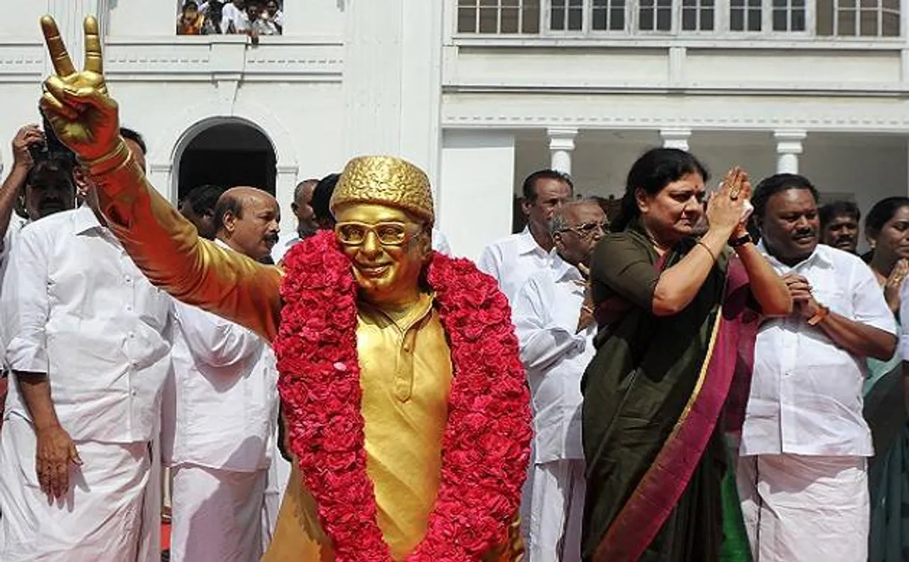 शशिकला का आरोप, राज्यपाल विद्यासागर जानबूझकर शपथ ग्रहण में कर रहे हैं देरी