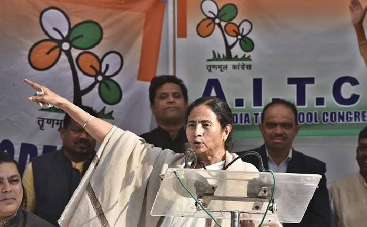प.बंगाल: ममता सरकार नोटबंदी से प्रभावित 50 हजार लोगों को देगी 50-50 हजार रुपये