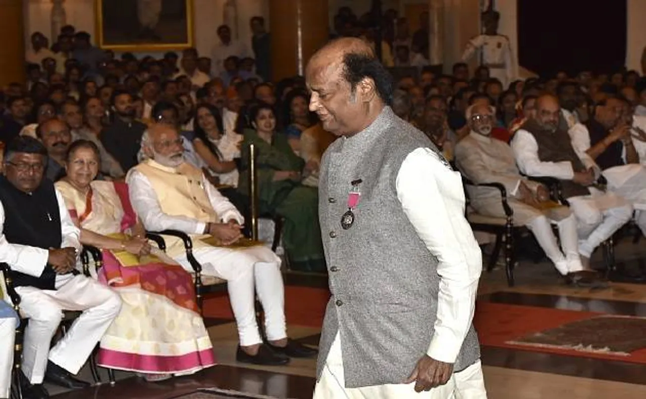 RSS विचारक गुरुमूर्ति की सलाह पर क्या रजनीकांत बनाएंगे नई पार्टी?