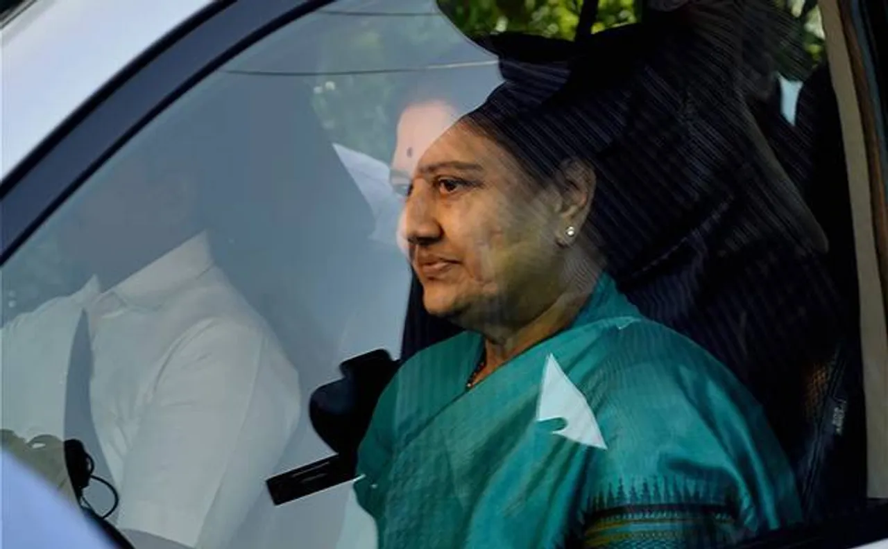 AIADMK घमासान: शशिकला बोलीं, 'अब दूसरे तरीके से लड़ेंगे लड़ाई'