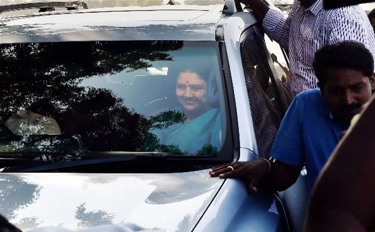 AIADMK घमासान: शशिकला को पोन्नीयान और सत्यभामा ने दिया झटका, चिनम्मा ने कहा, 'पार्टी में फूट डालने की कोशिश'