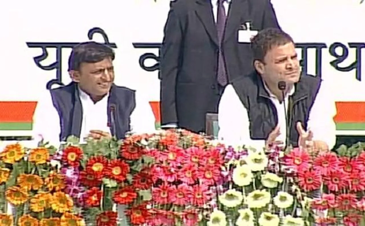 सपा-कांग्रेस घोषणापत्र: युवाओं को स्मार्टफोन,किसानों को सस्ती बिजली देने का वादा