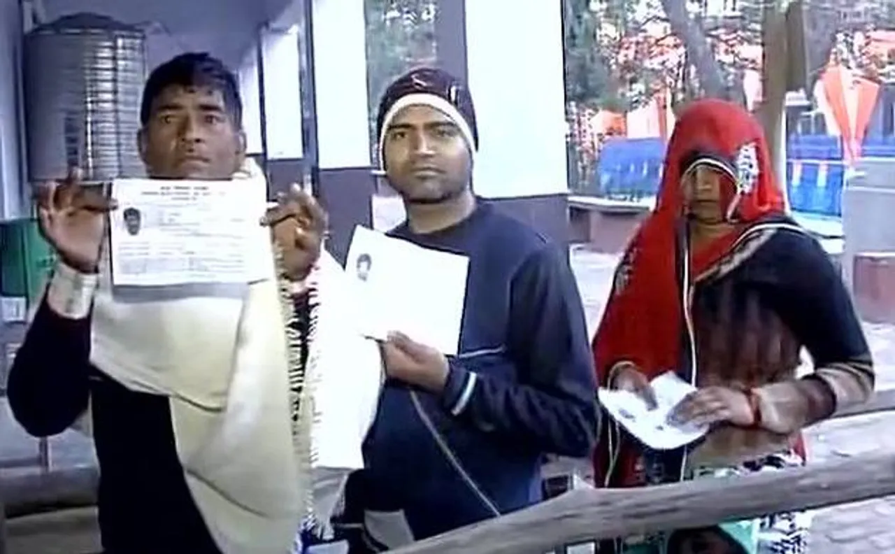 UP चुनाव 2017: बिसाहड़ा गांव में पोलिंग बूथ पर सुबह-सुबह वोटिंग के लिए उमड़े लोग