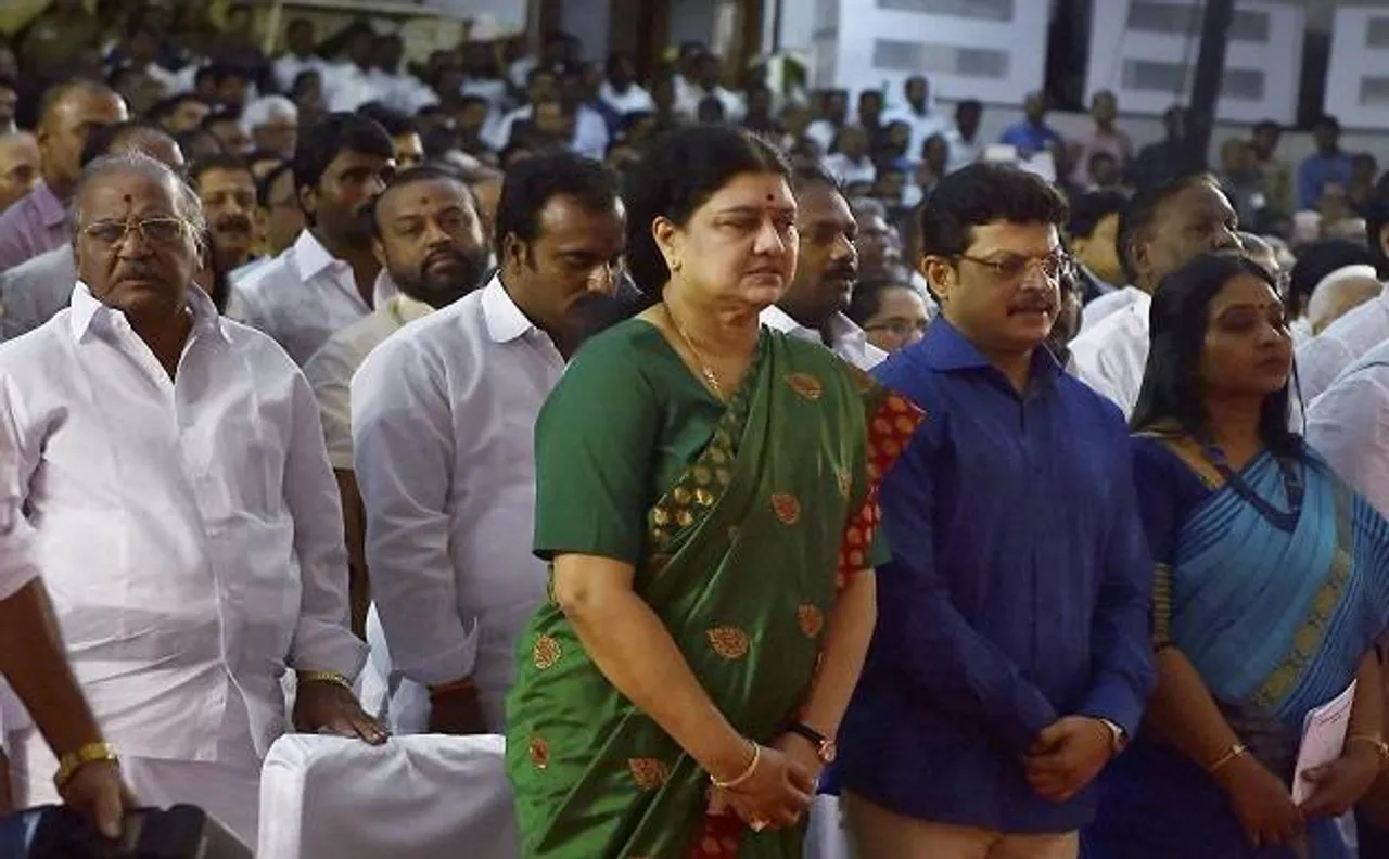 बंदी बनाकर रखे गए AIADMK विधायकों से पुलिस ने की पूछताछ, पनीरसेल्वम ने शशिकला पर विधायकों को बंदी बनाने का आरोप लगाया है
