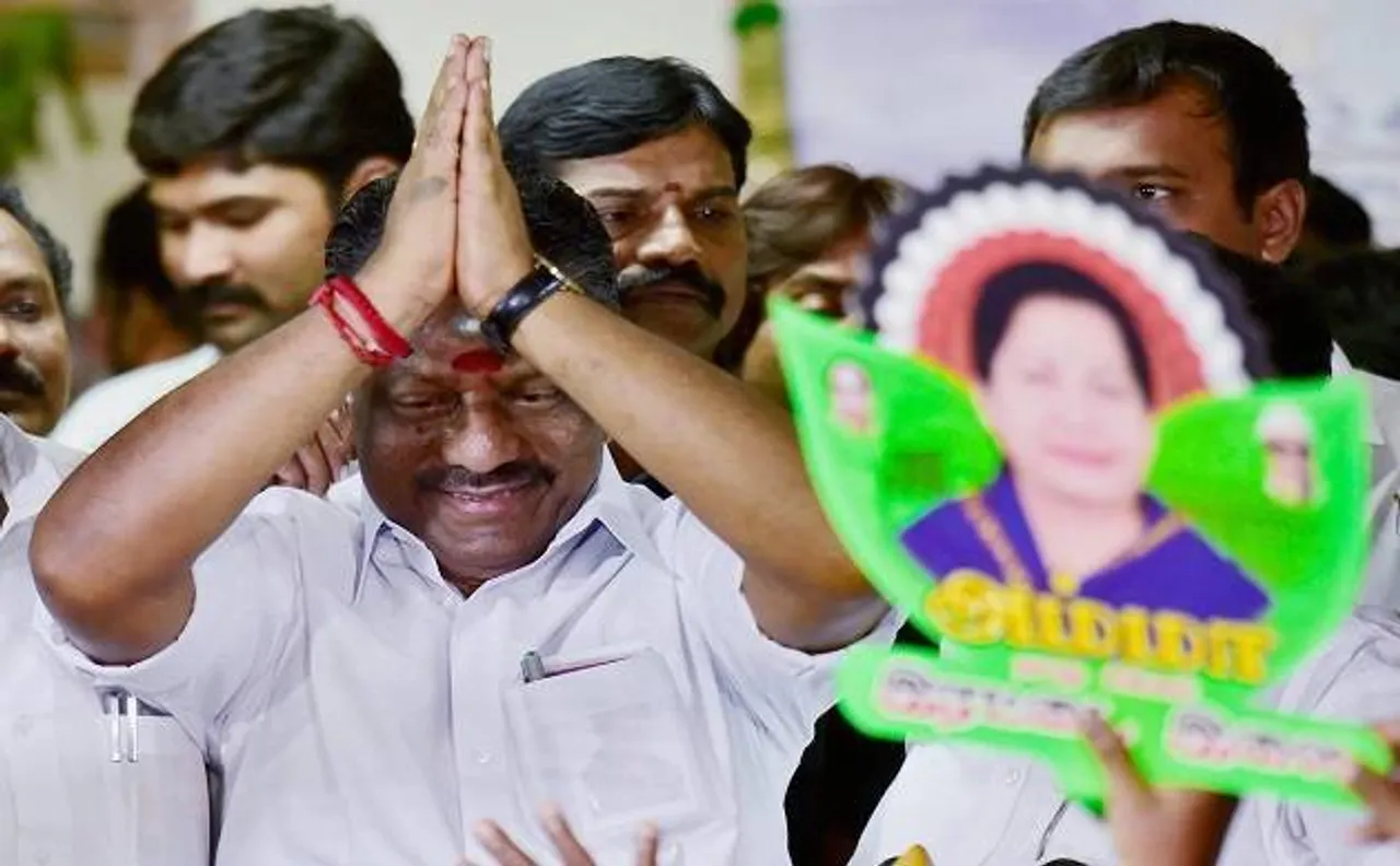 AIADMK घमासान: क्या शशिकला पर भारी पड़ रहे पन्नीरसेल्वम ?AIADMK एमएलए और मंत्री बदल रहे पाला