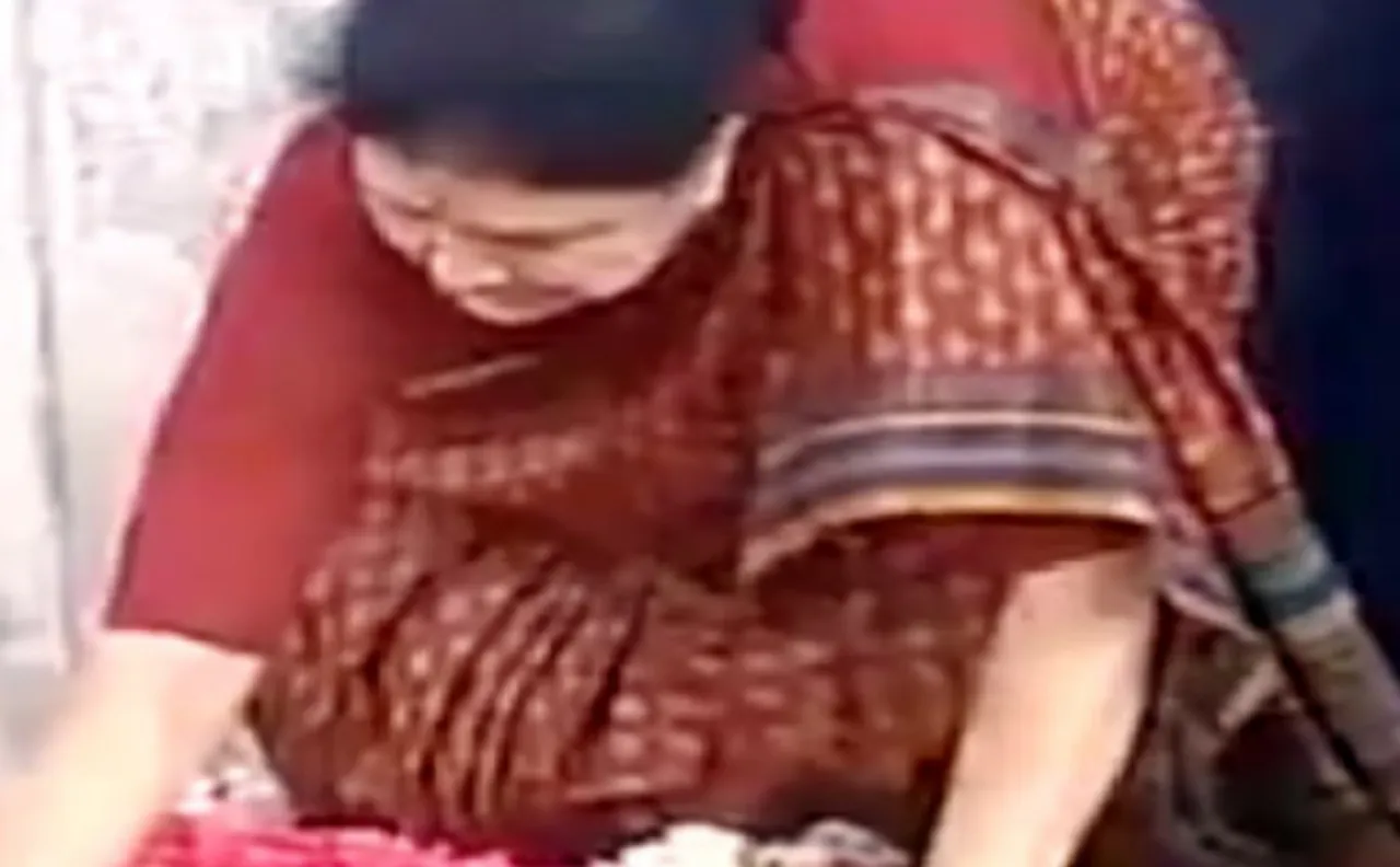 तमिलनाडु संकट: जयाललिता की समाधि पर शशिकला ने षड्यंत्रकारियों के खिलाफ ली शपथ, 3 बार  ठोका हाथ, देखे VIDEO