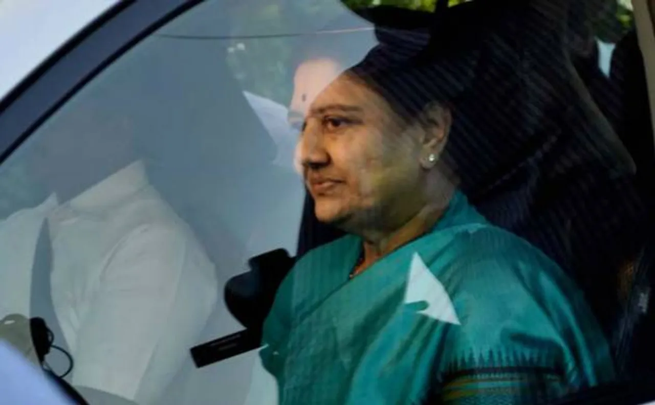 तमिलनाडु संकट:  SC ने शशिकला को और समय देने से किया इंकार,  करना पड़ेगा सरेंडर