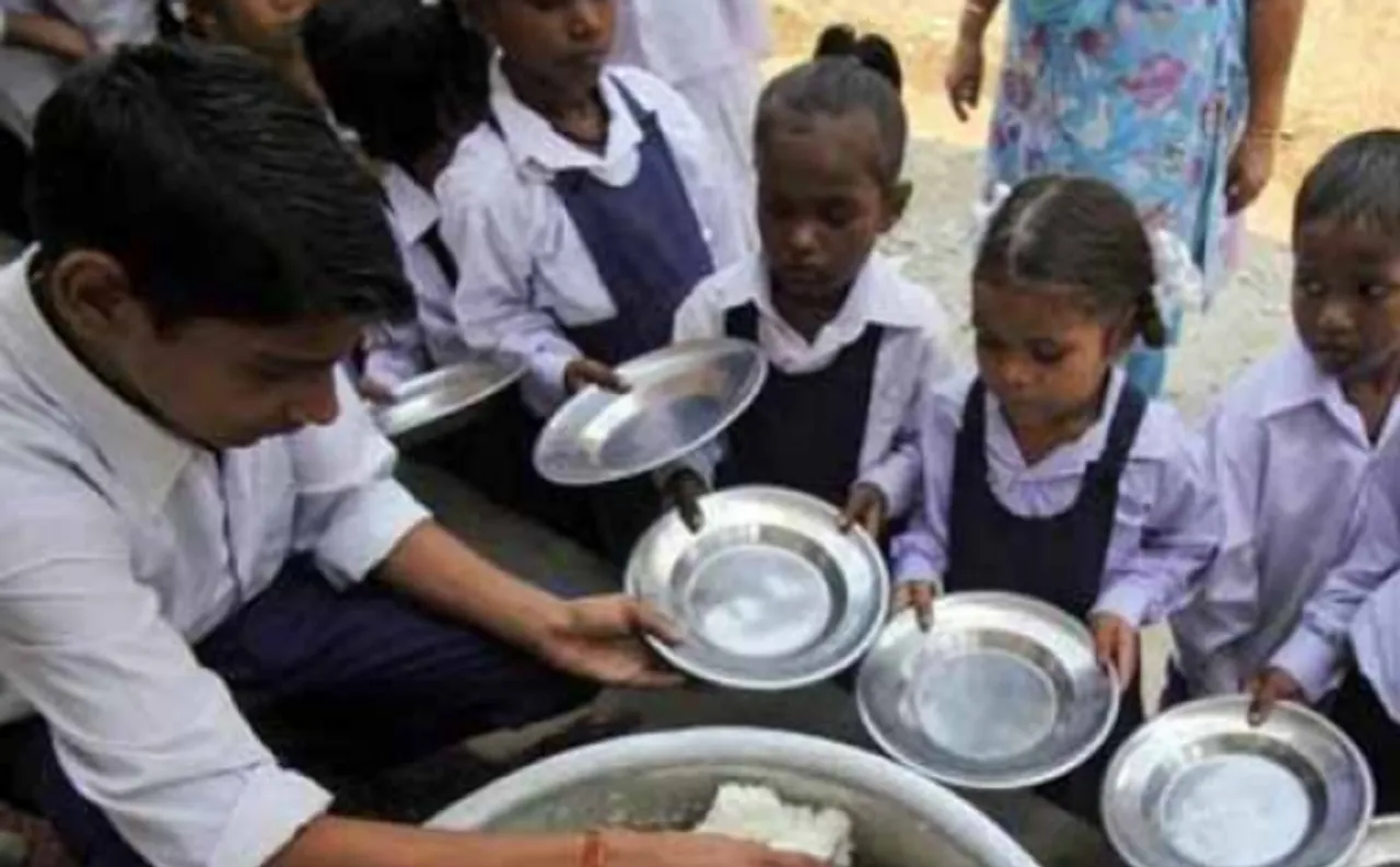 AAP विधायक के ससुर के NGO से आया था मिड डे मील, मिला मरा हुआ चूहा, खाने से 9 हुए बच्चे बीमार