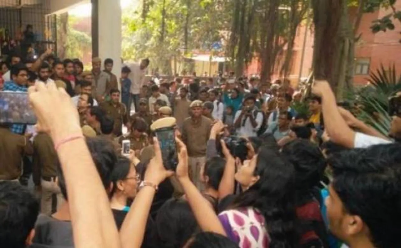 जेएनयू छात्र उमर खालिद के कार्यक्रम को लेकर भिड़े AISA और ABVP के छात्र, पुलिस देखती रही