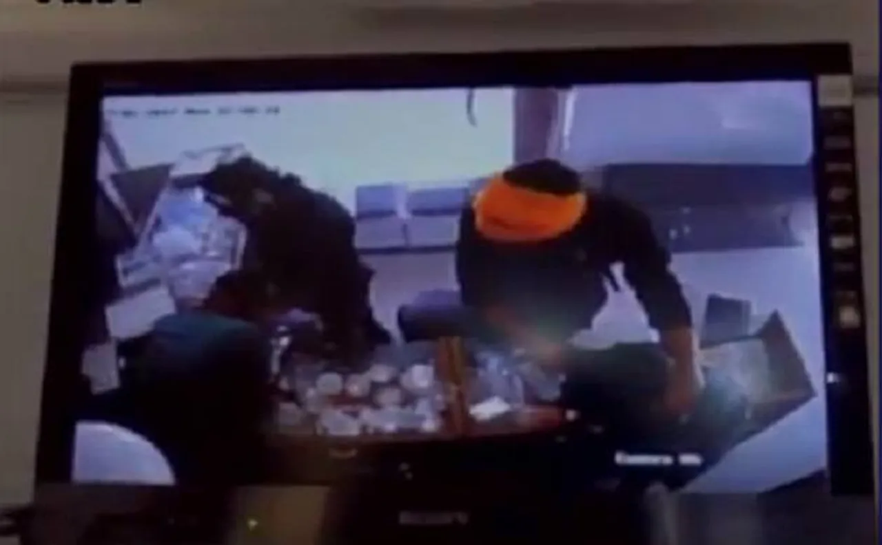 यूपी: इलाहाबाद में बंदूक की नोंक पर ज्वैलरी शॉप में लूट, CCTV में कैद हुआ मामला